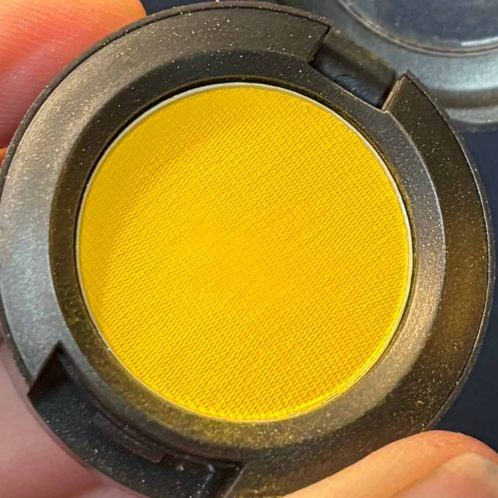 MAC “Chrome Yellow” Matte Yellow Eyeshadow NWOB - Picture 1 of 4